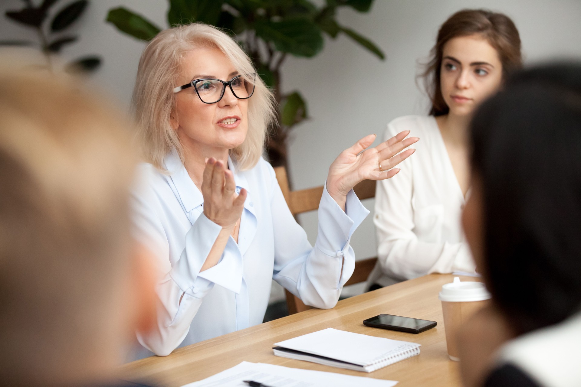 De empresaria, profesor o coach de negocios habla a los jóvenes